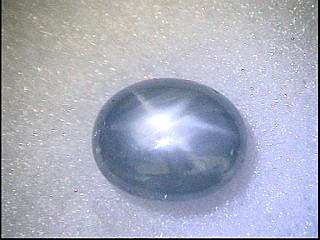Zaffiro stellato thailandese grigio-azzurro, cabochon ovale