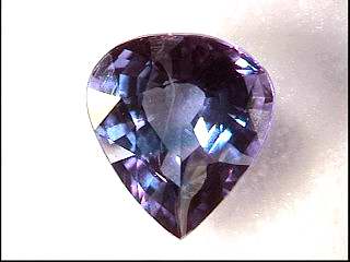 Doublet d’alexandrite violet/vert-bleu, créé en laboratoire, poire
