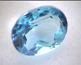 Topacio azul ovalado en tono Swiss Blue de África