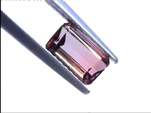 Tourmaline orange-rose de forme octogonale du Brésil