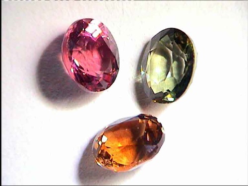 Tourmaline du Brésil ovale rose, dorée et verte
