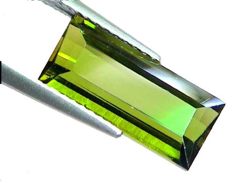 Tourmaline vert olive en forme baguette du Brésil
