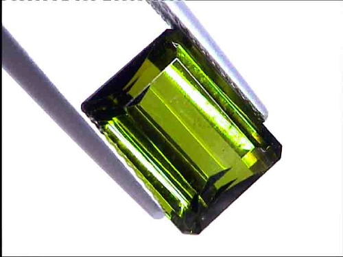 Tourmaline vert olive de forme octogonale du Brésil