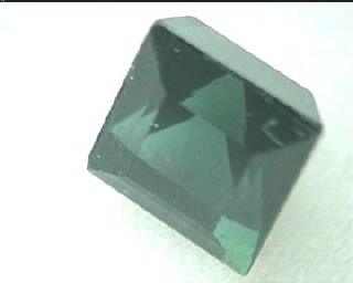 Tourmaline verte carrée d’un vert marin vif du Brésil